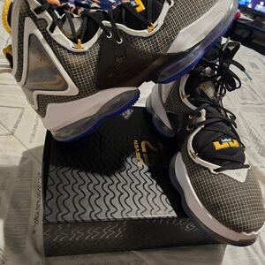 Nike Lebron 19 XIX White/Black/Purple/Yellow HARDWOOD CLASSIC/LAKERS Sz:14